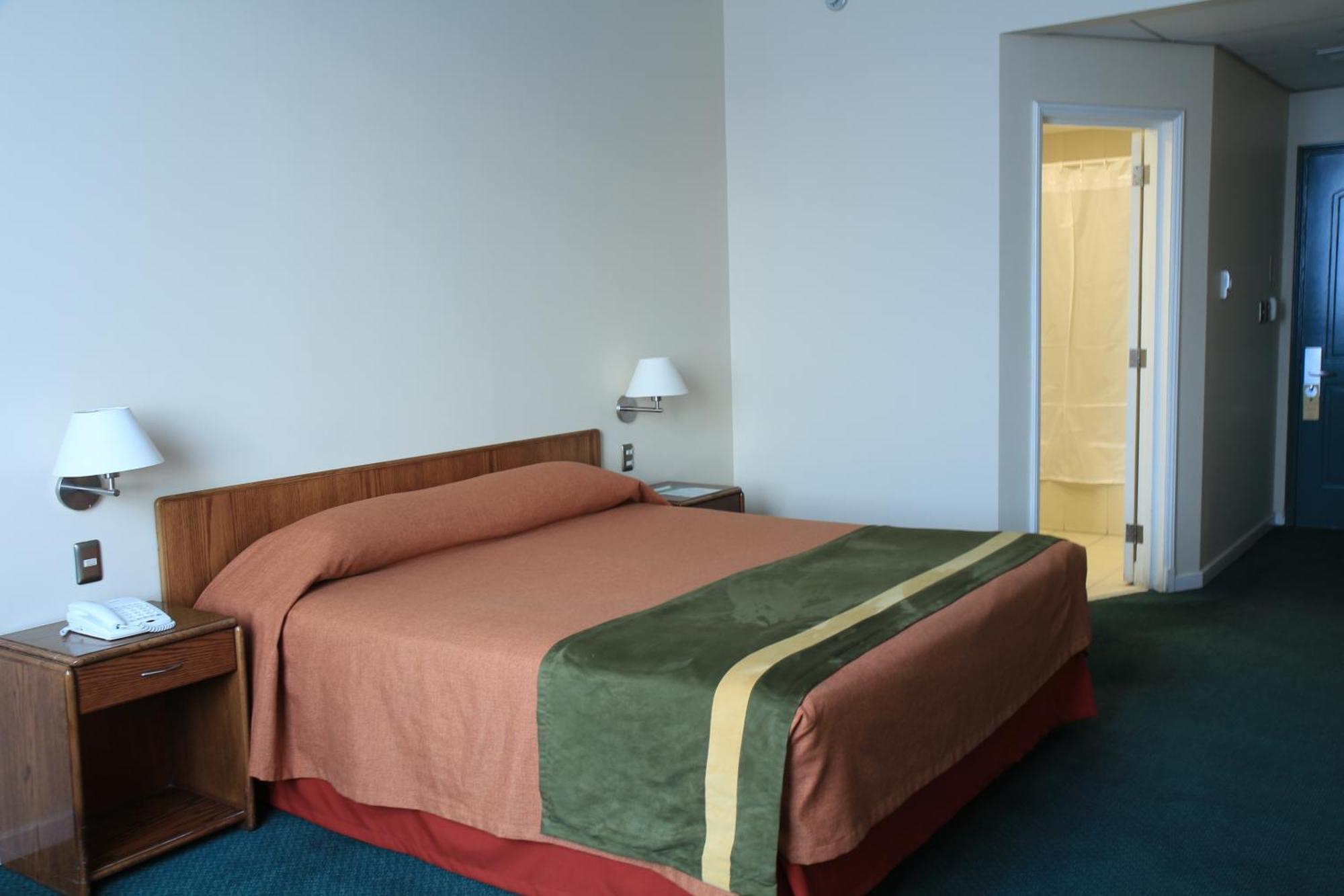 Habitación con cama extragrande.