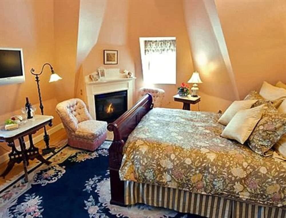 Deluxe Queen Room