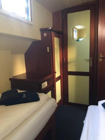 Tweepersoonskamer met 2 Aparte Bedden en Badkamer