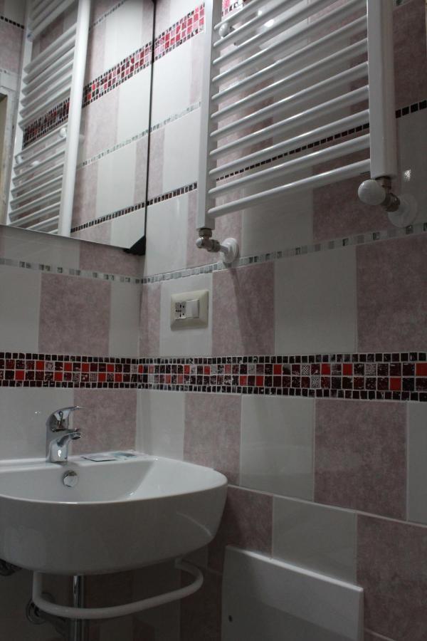 Tweepersoonskamer met 2 Aparte Bedden en Eigen Badkamer