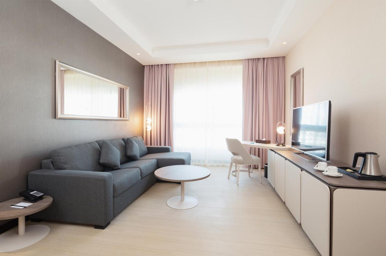 Suite F&B Salon Complimentary Shuttle to Dubai Mall & La Mer Beach