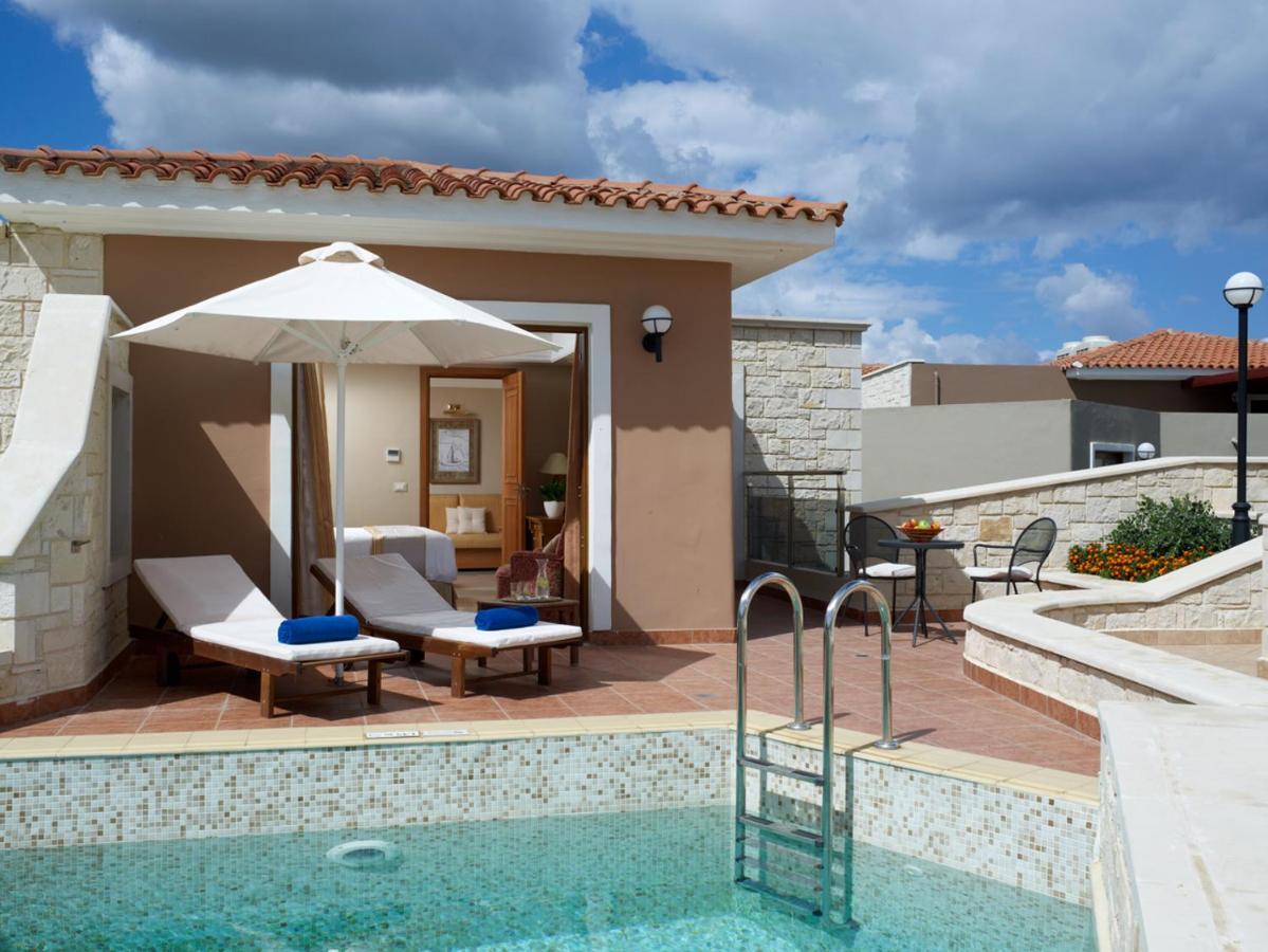 Chambre Double avec Accès Direct à la Piscine - Vue sur Jardin