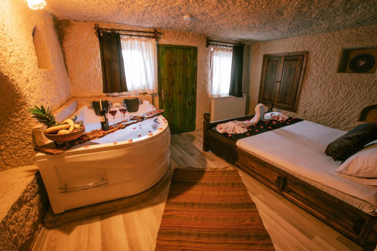 Suite con bañera de hidromasaje y cama grande
