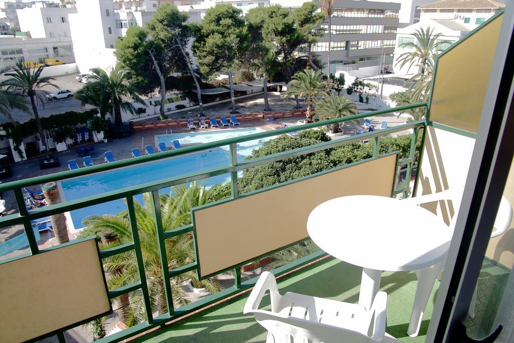 Tweepersoonskamer met 2 Aparte Bedden en Balkon