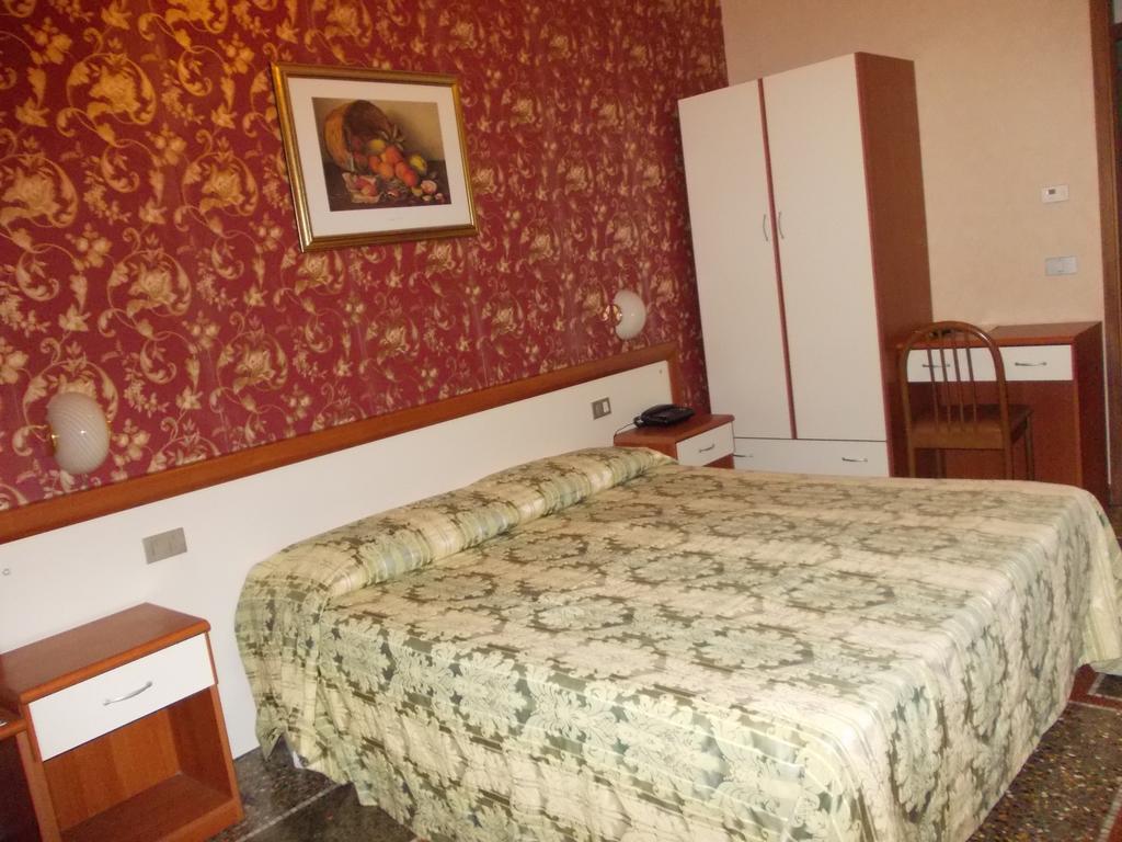 Double or Twin Room,109824294:JPEG
