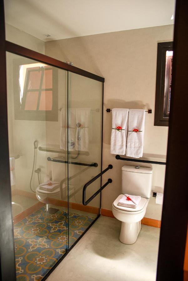 Suite Lit King-Size - Vue sur Piscine