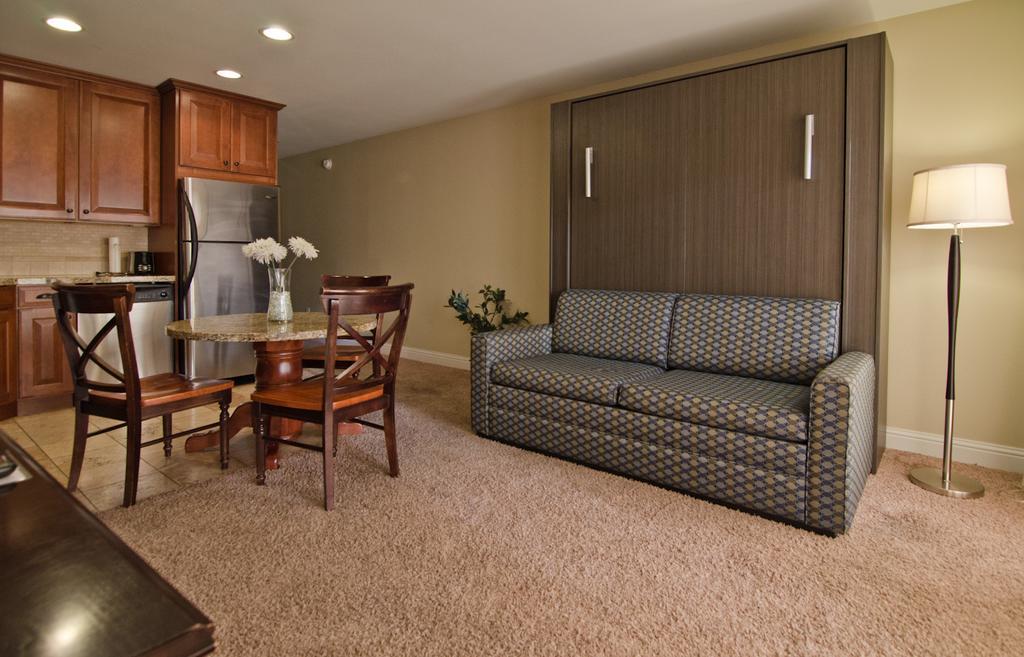 Ocean Front Condo with Queen Bed and a kitchen