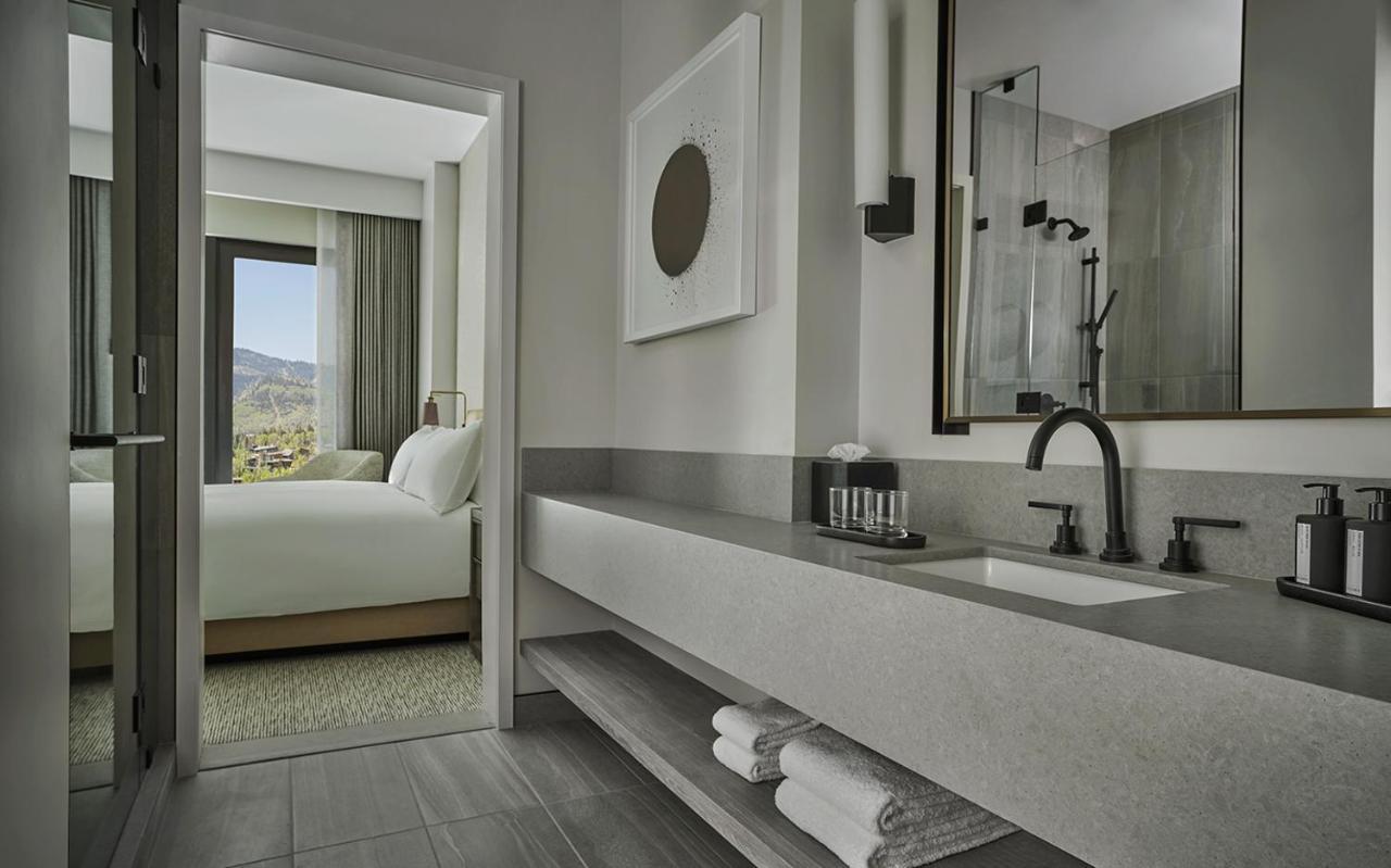 Quarto com Cama King-size e Vista do Resort