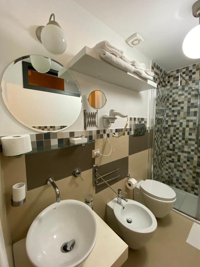 Habitación con cama extragrande y balcón