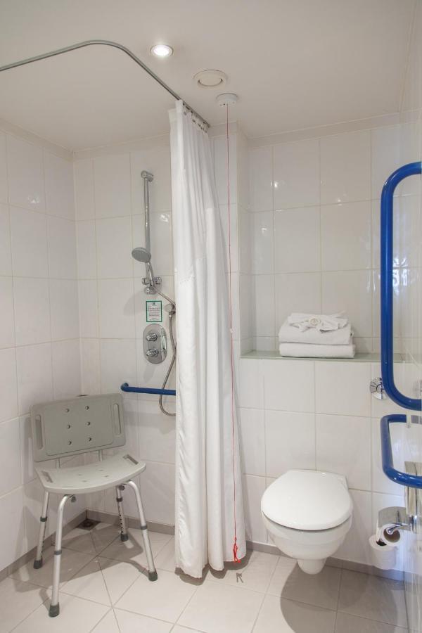 Chambre Lit Queen-Size Standard - Accessible aux Personnes à Mobilité Réduite