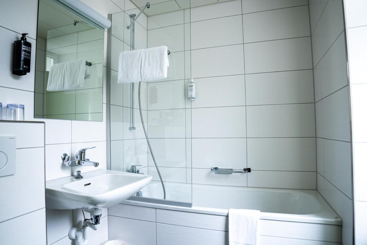 Standaardkamer met 2 eenpersoonsbedden en een bank