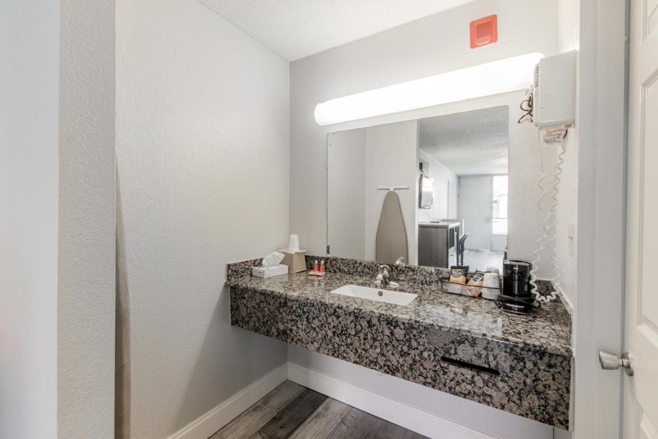 Queen Room with Two Queen Beds,1210674397:JPEG