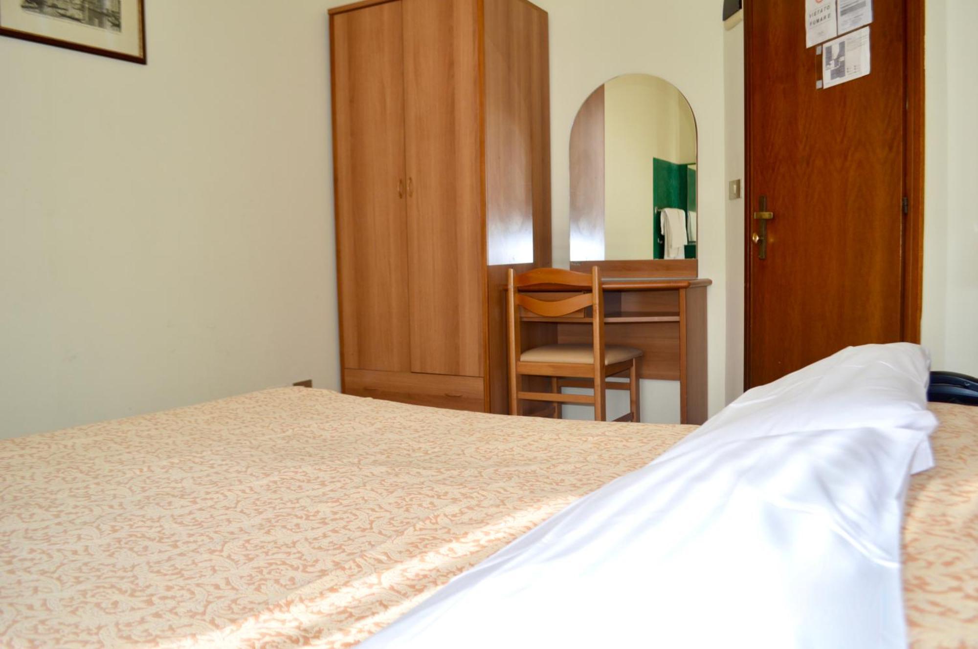 Double or Twin Room,1209444913:JPEG