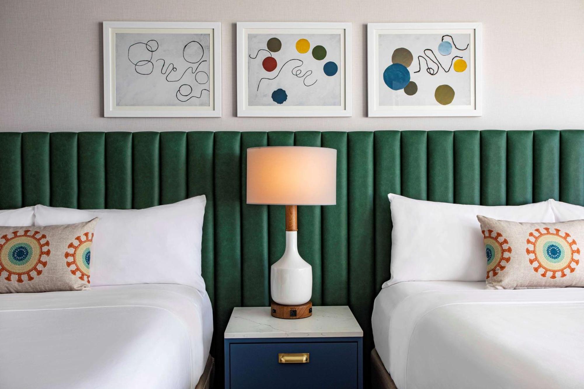 Quarto com 2 Camas Queen-size e Vista da Cidade