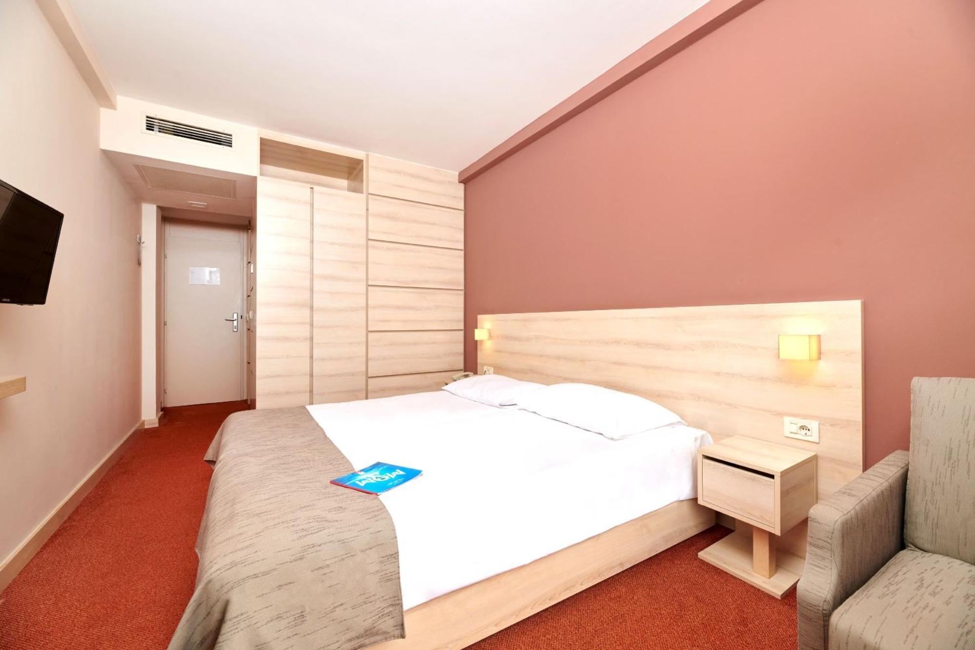 Classic Room with Sofa Bed and Balcony - Park Side