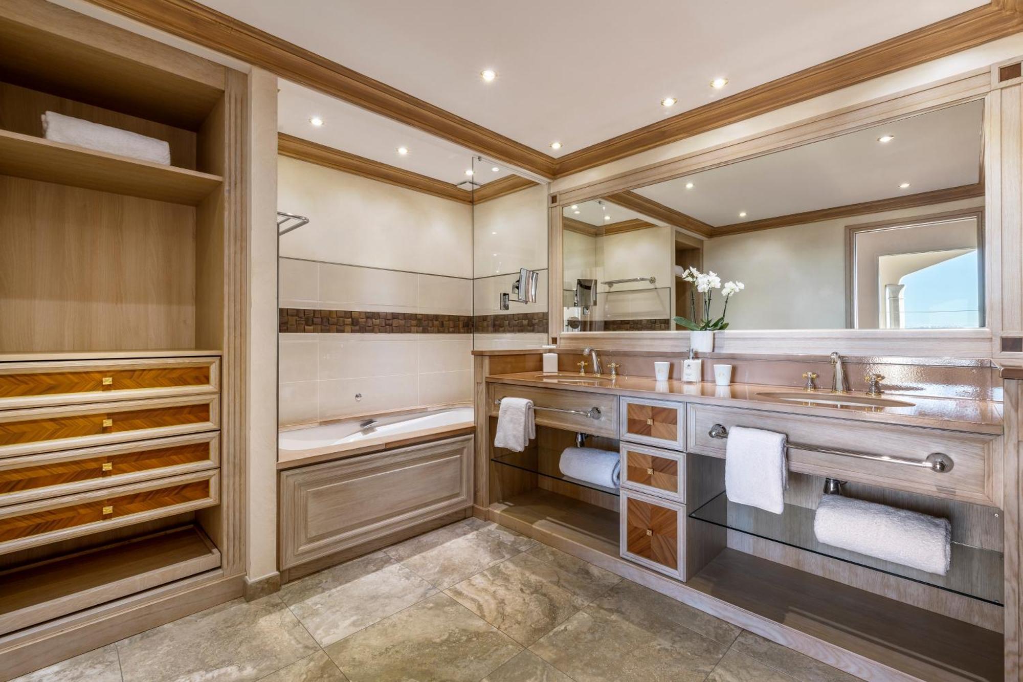 Suite met Kingsize Bed en Uitzicht op Zee