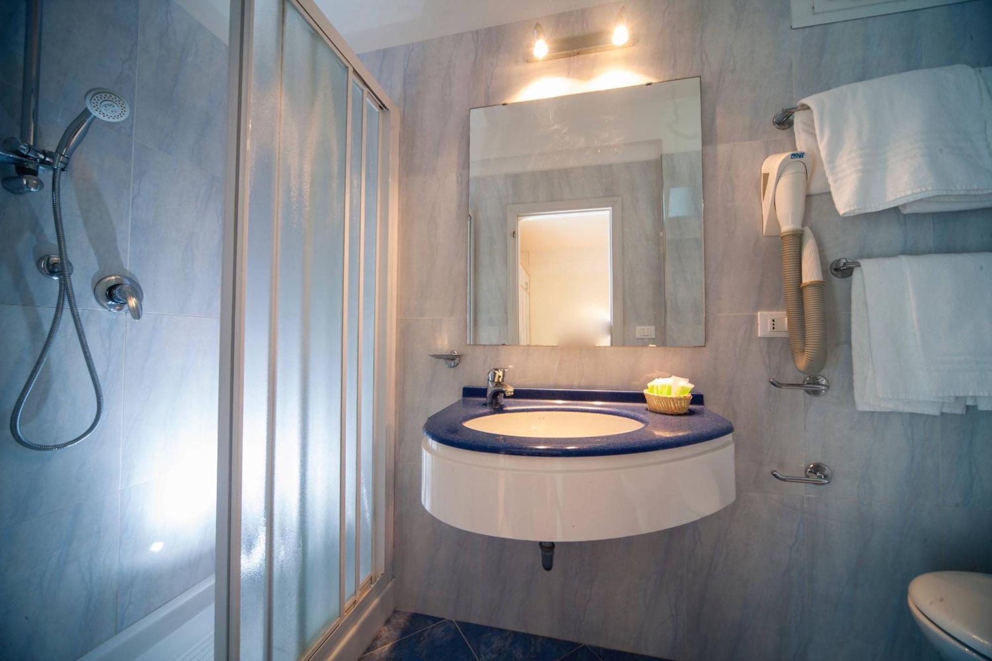 Comfort Quadruple Room lateral sea view