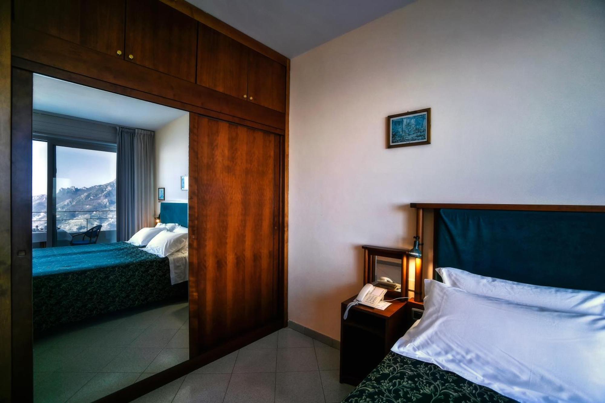 Quarto com Cama de Casal ou 2 de Solteiro e Varanda