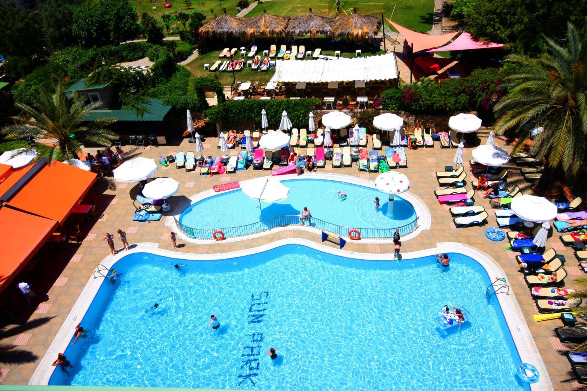 Suite Familiar con vistas a la piscina