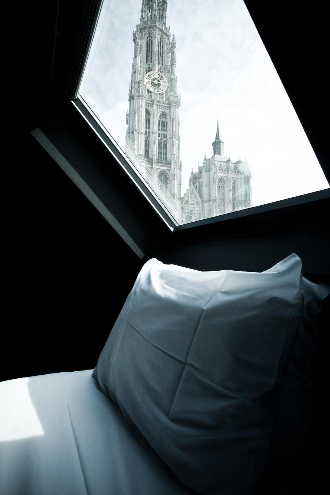 Comfort room with bath