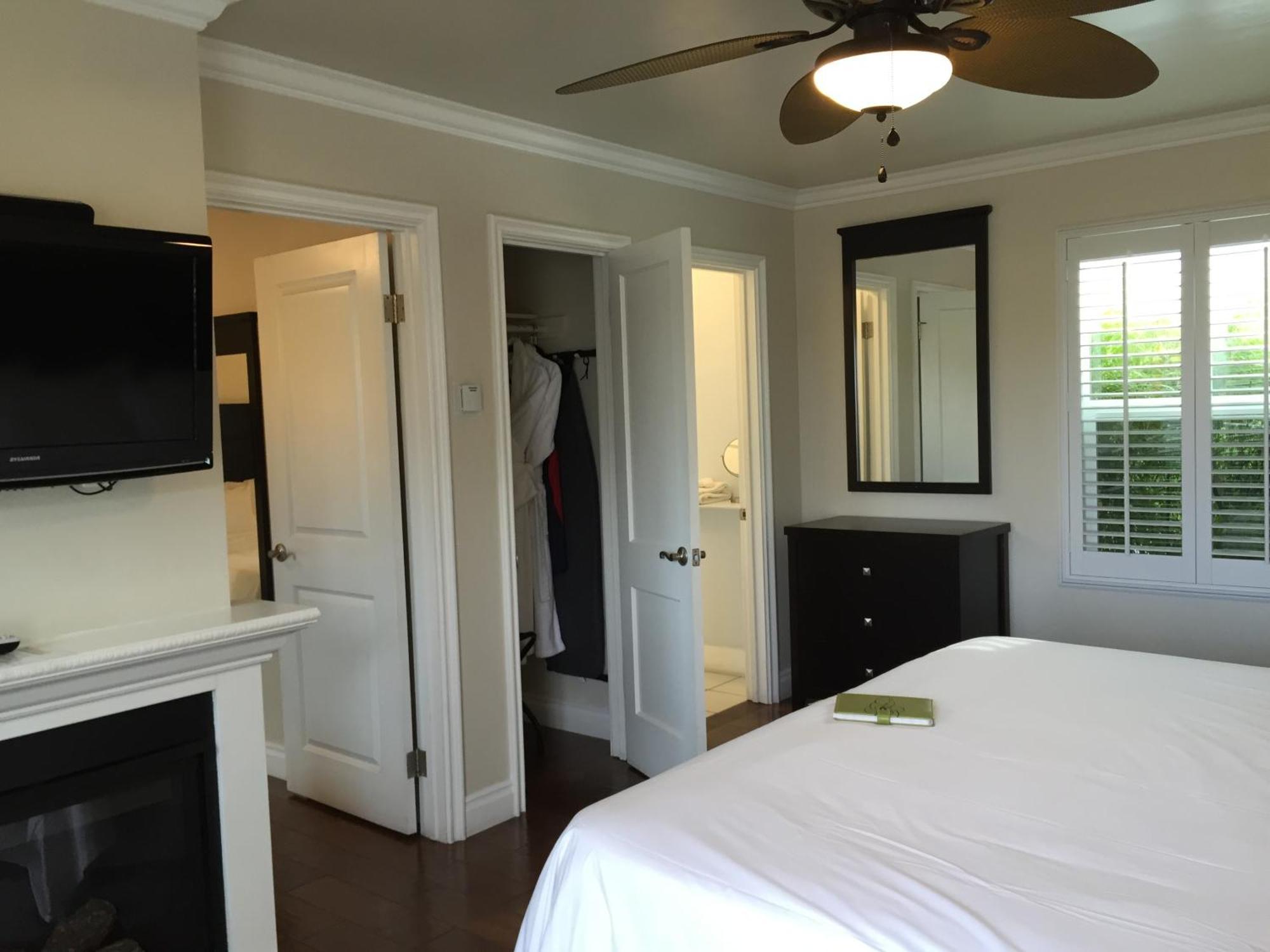 Deluxe Family Room,1217673781:JPEG