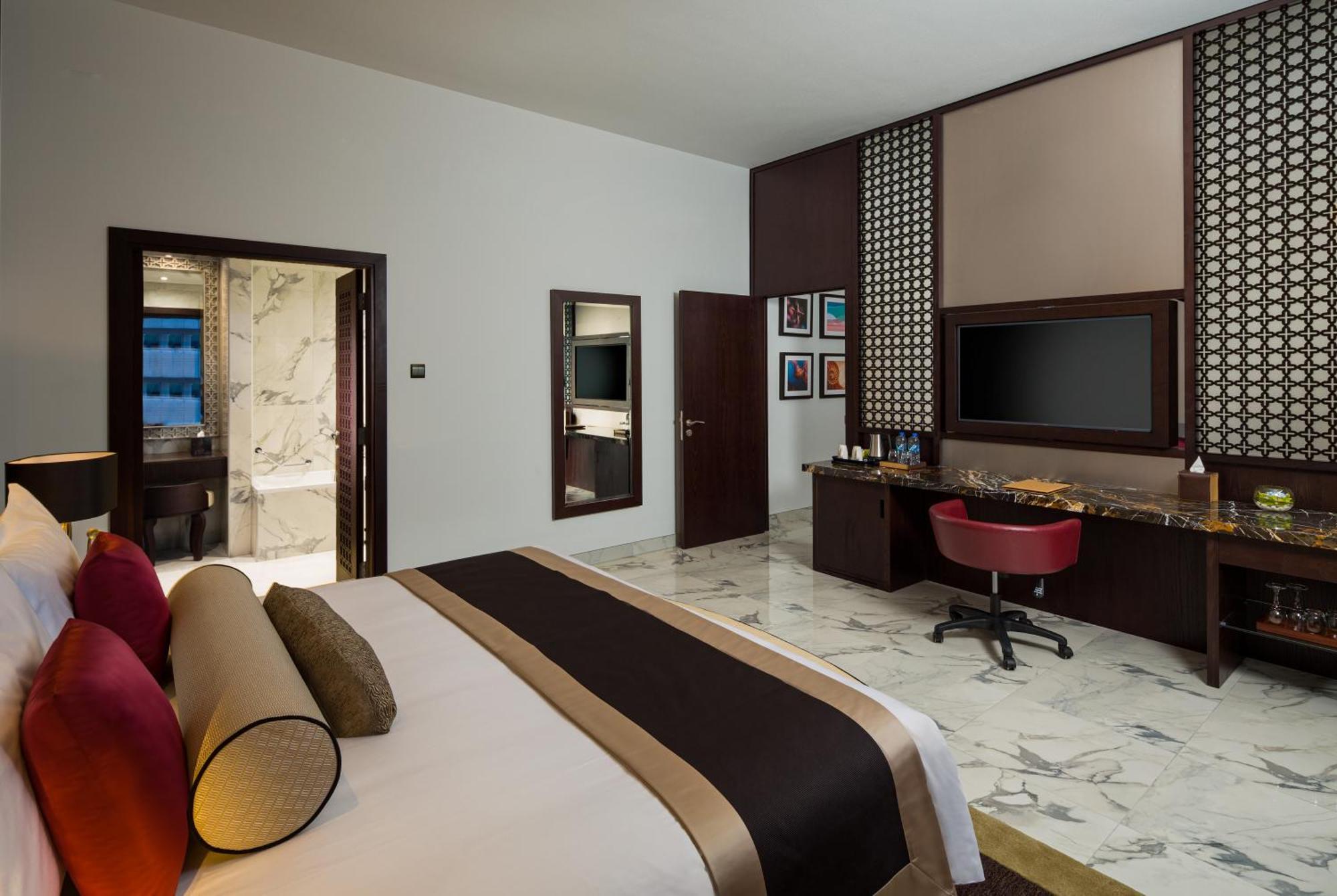 Executive Suite Balcony including Soluna Beach Club Access on Palm Jumeirah early check at 11am late check out at 4pm on Food & Beverage valid until 30th September 2026,1219499497:JPEG
