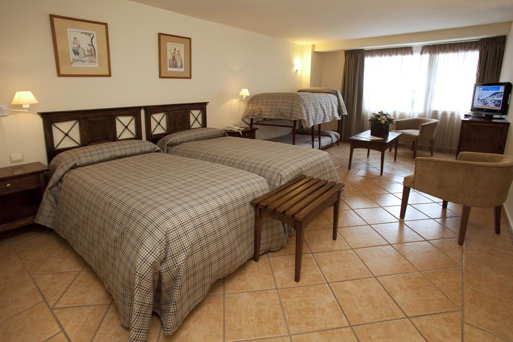 Family Room (3 Adults + 1 Child)