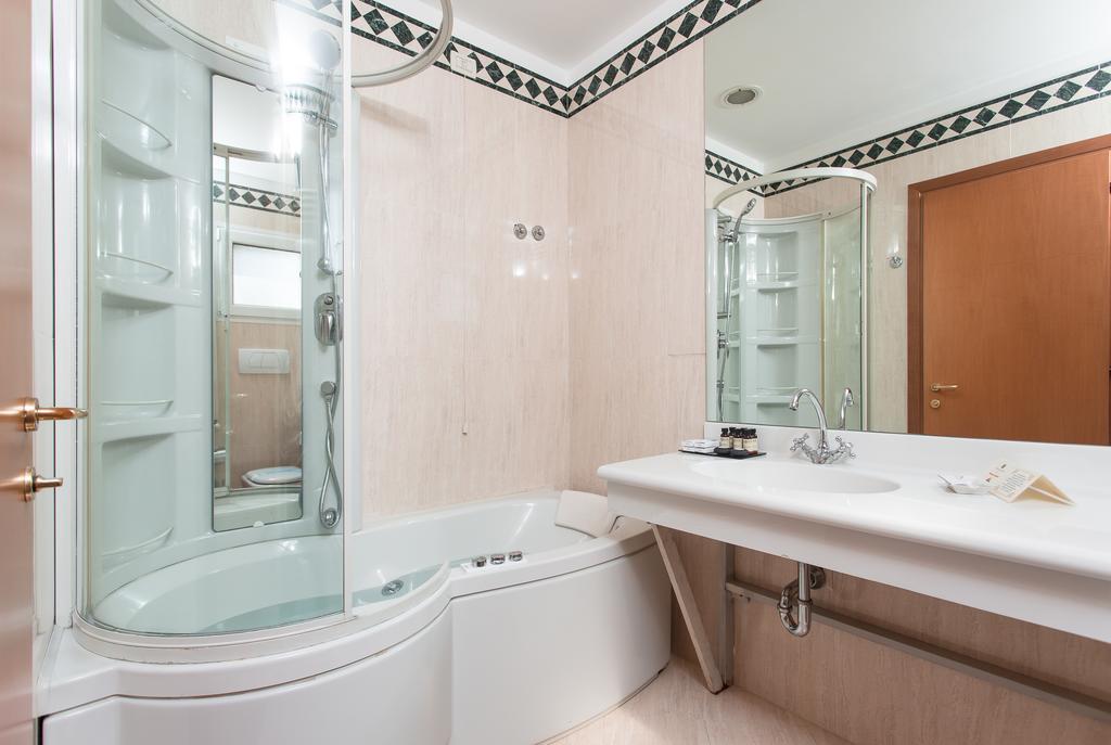 Family Suite with Spa Access,685691559:JPEG