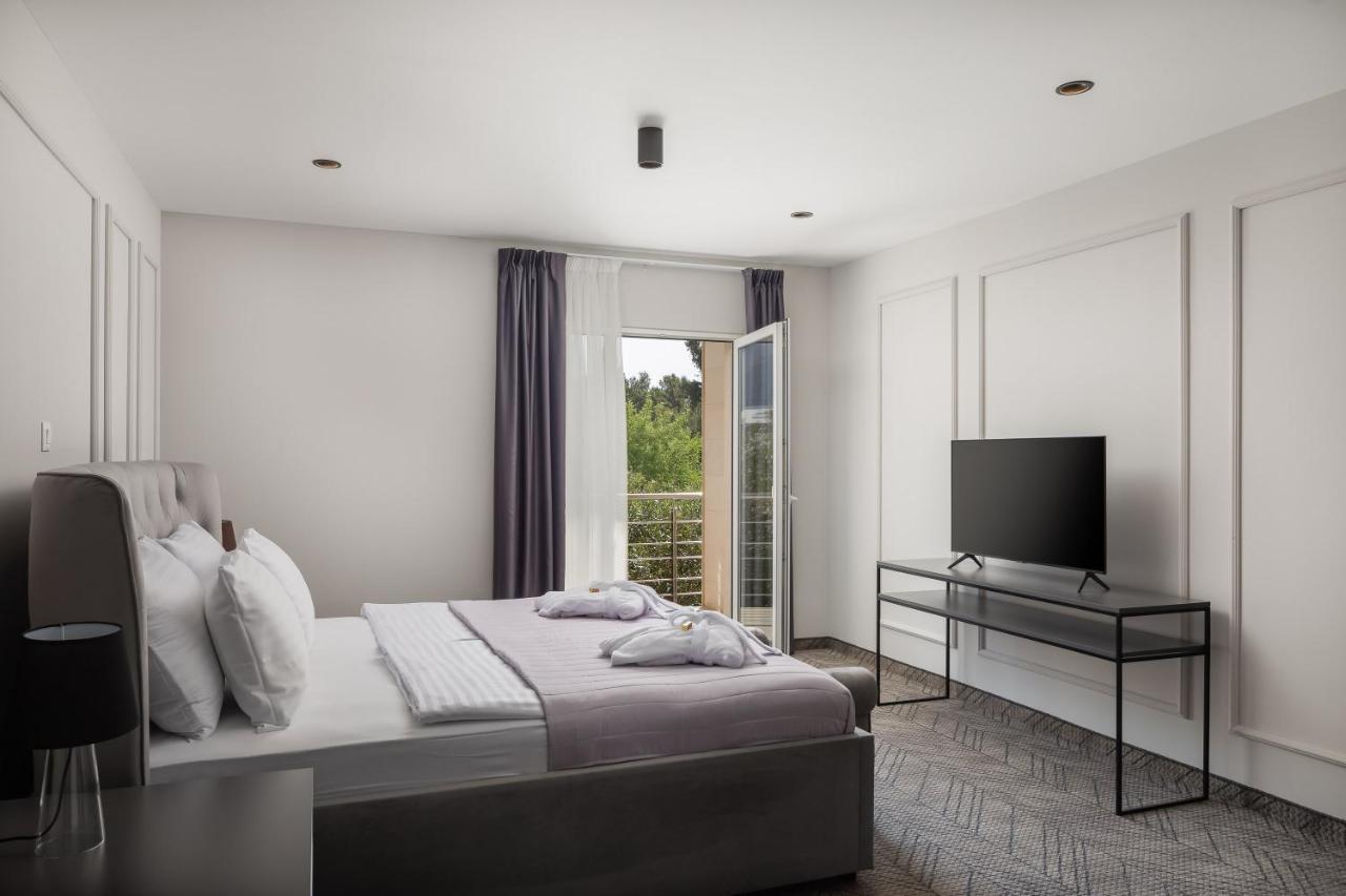 Suite con bañera de hidromasaje y jardín privado