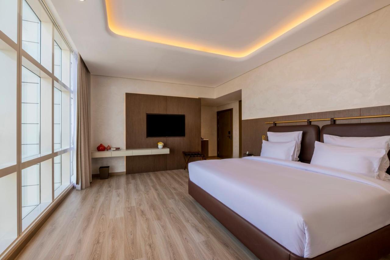 Superior King Room City View Shuttle to the Beach Mall & Metro Station,1244186398:JPEG
