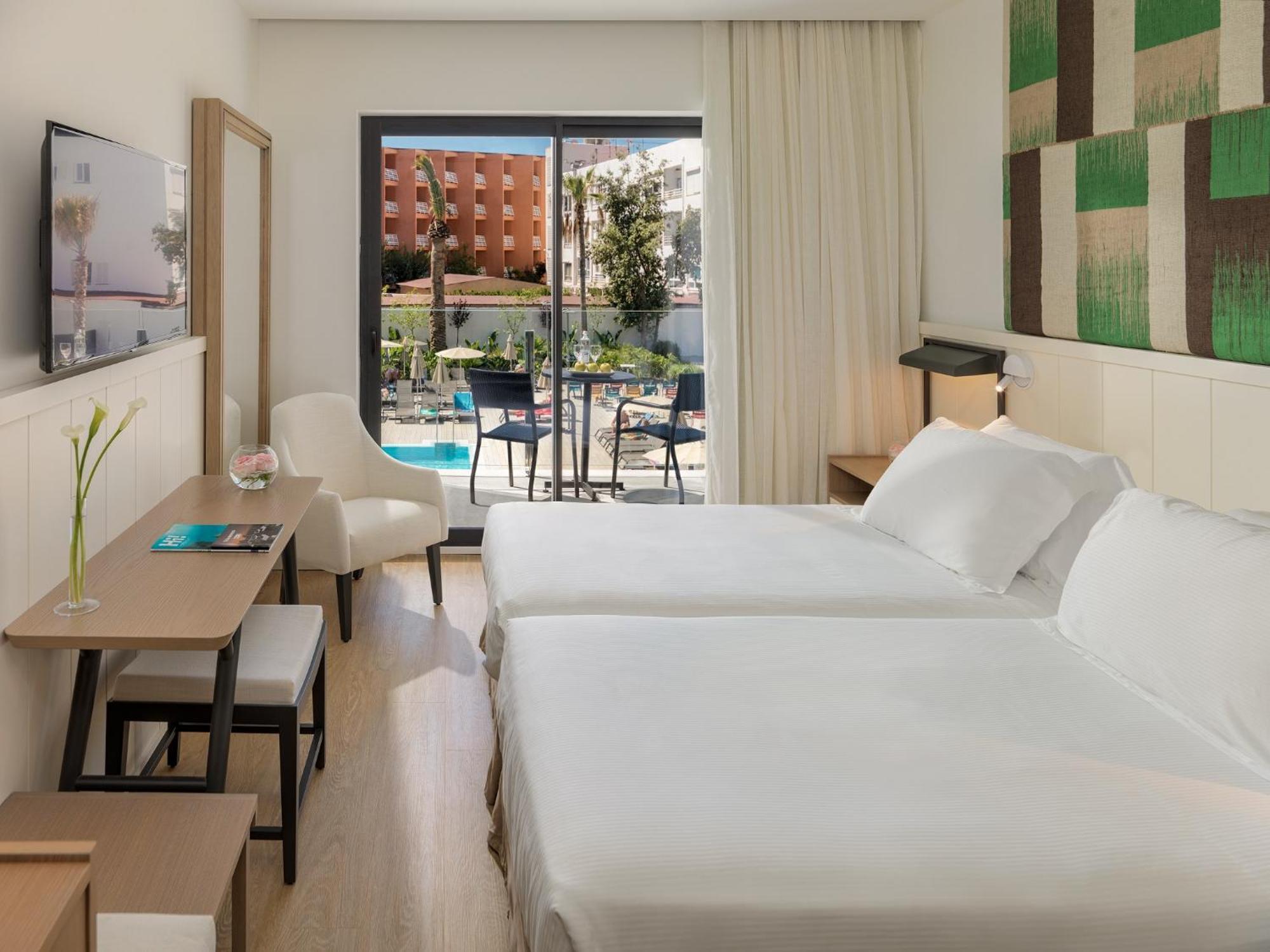 Chambre Double Supérieure - Vue sur Piscine ou Vue Latérale sur Mer