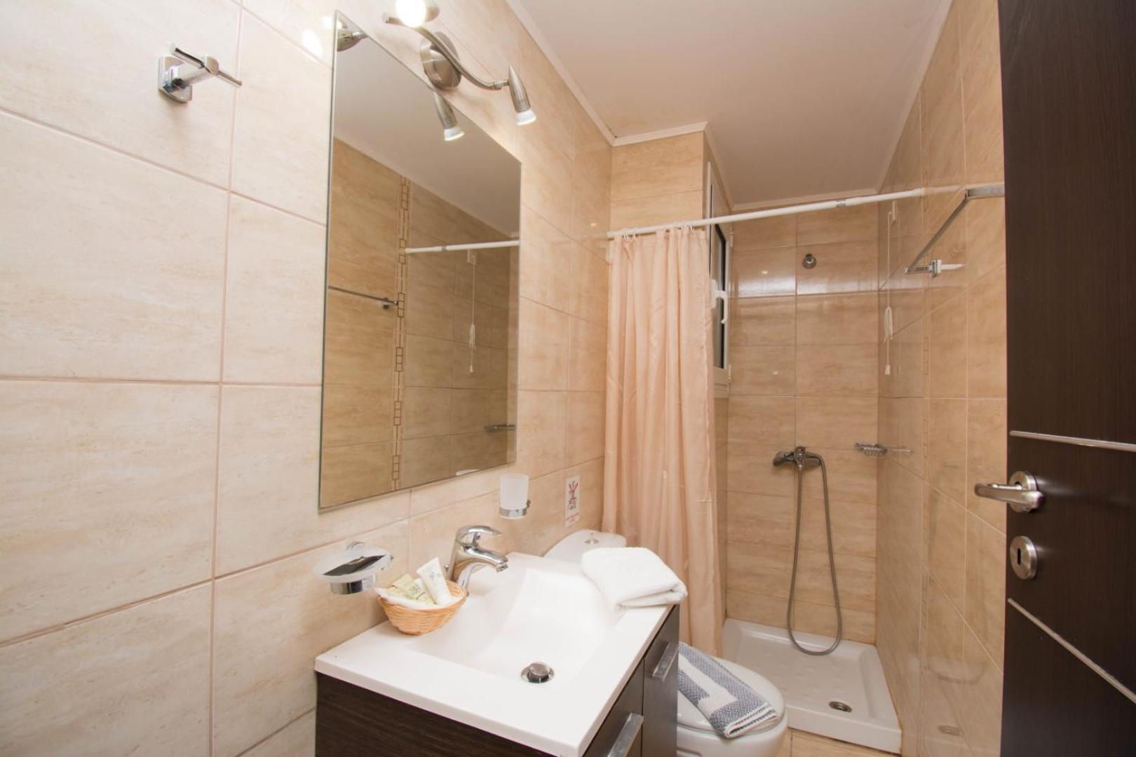 Studio (1-3 Adults),1432171192:JPEG