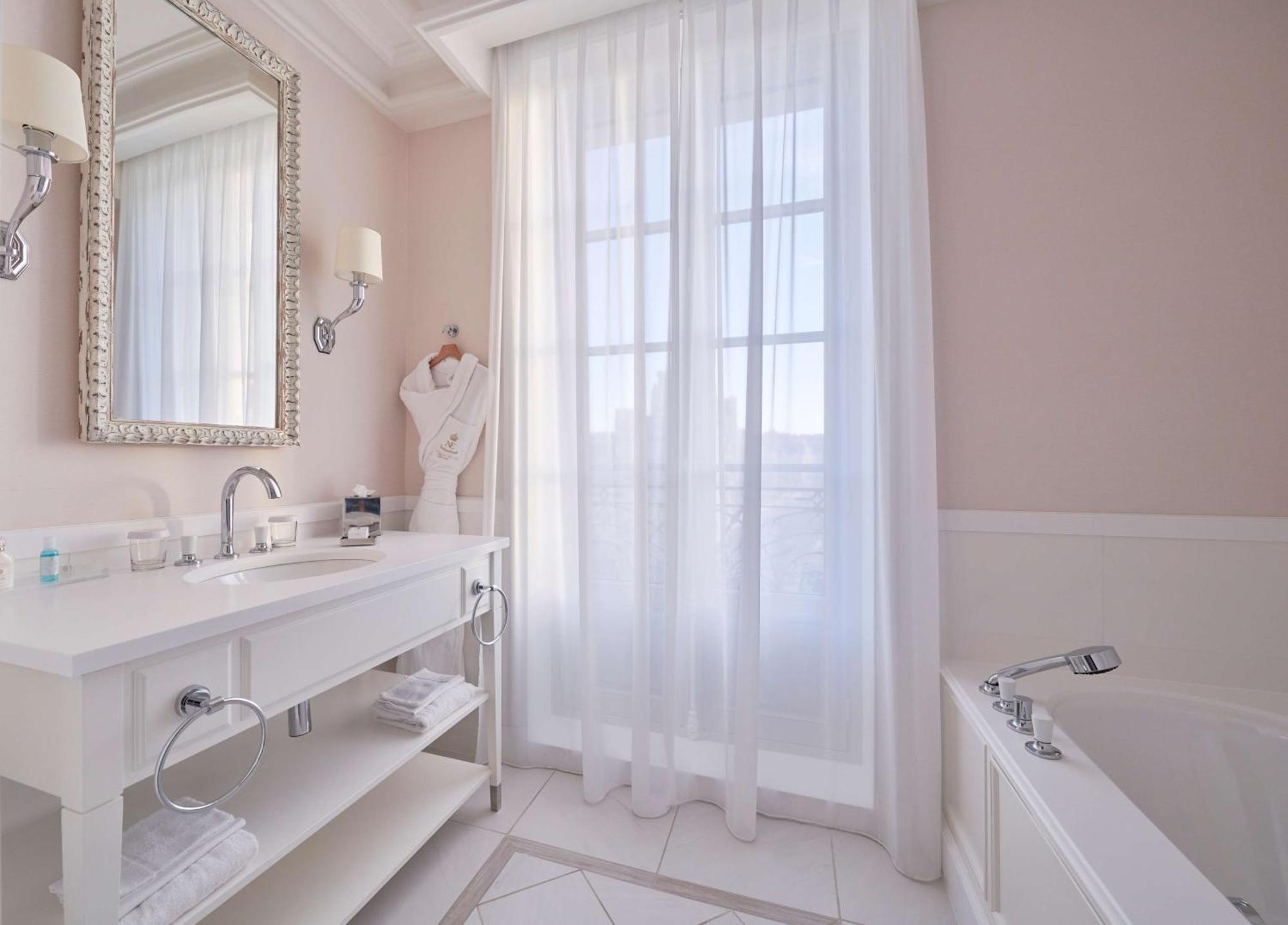 Chambre Lit King-Size avec Vue sur la Plage