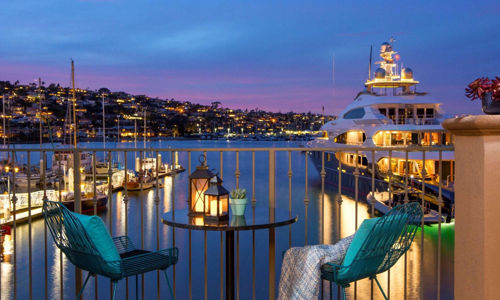 Habitación con cama grande y vistas al puerto deportivo