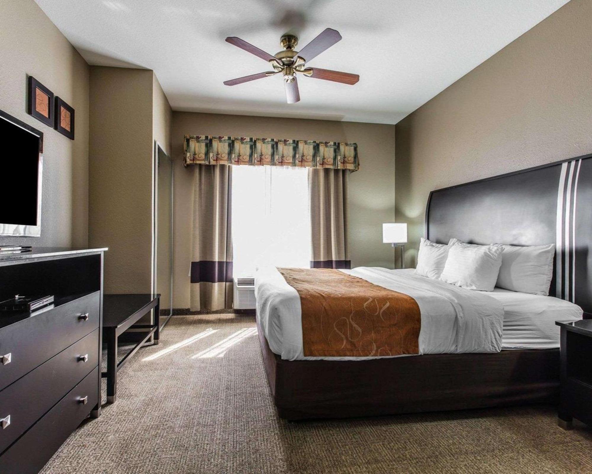 King Suite - Non-Smoking,1276115740:JPEG