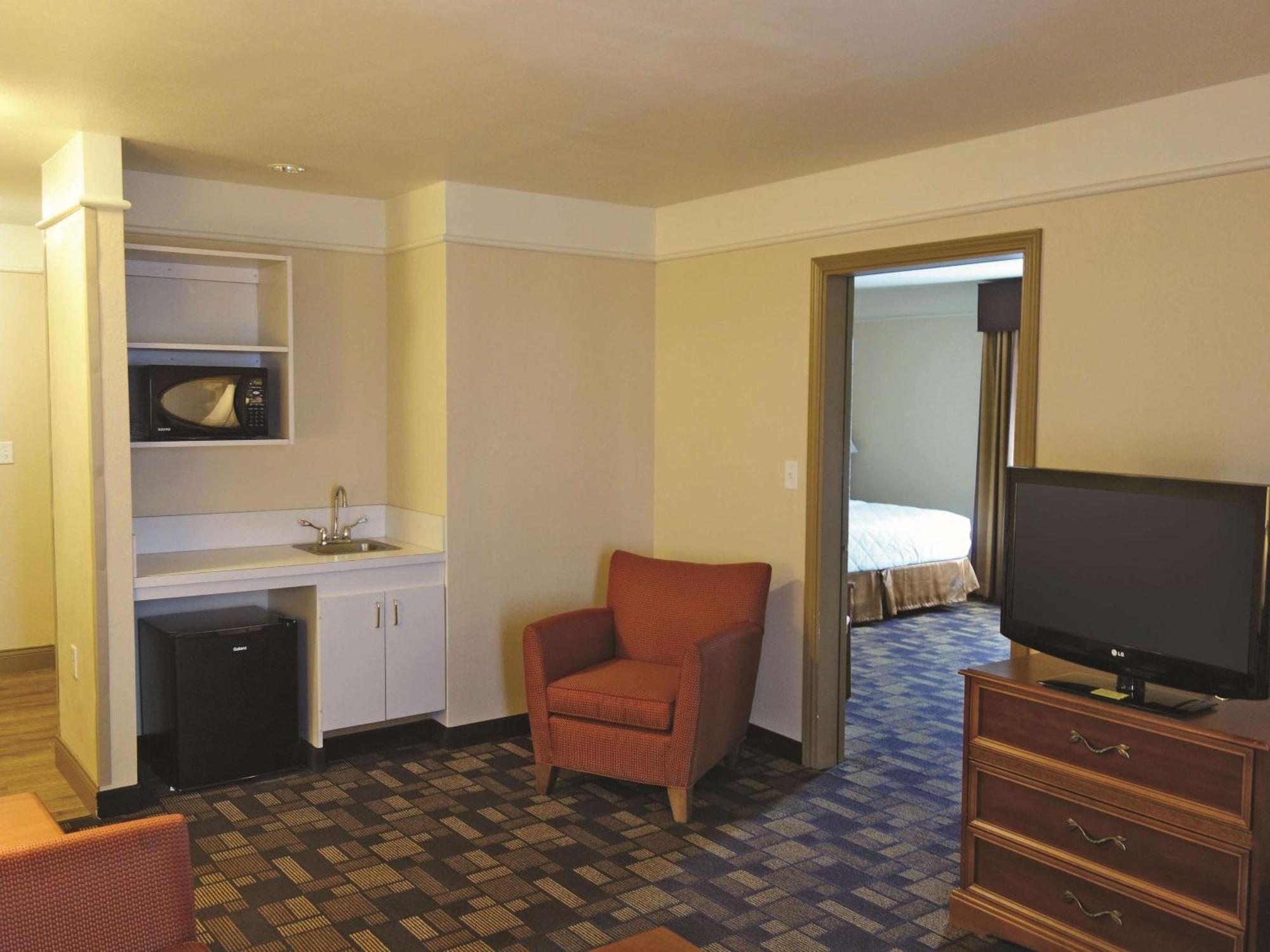 Deluxe Family Suite Non-Smoking,992979100:JPEG