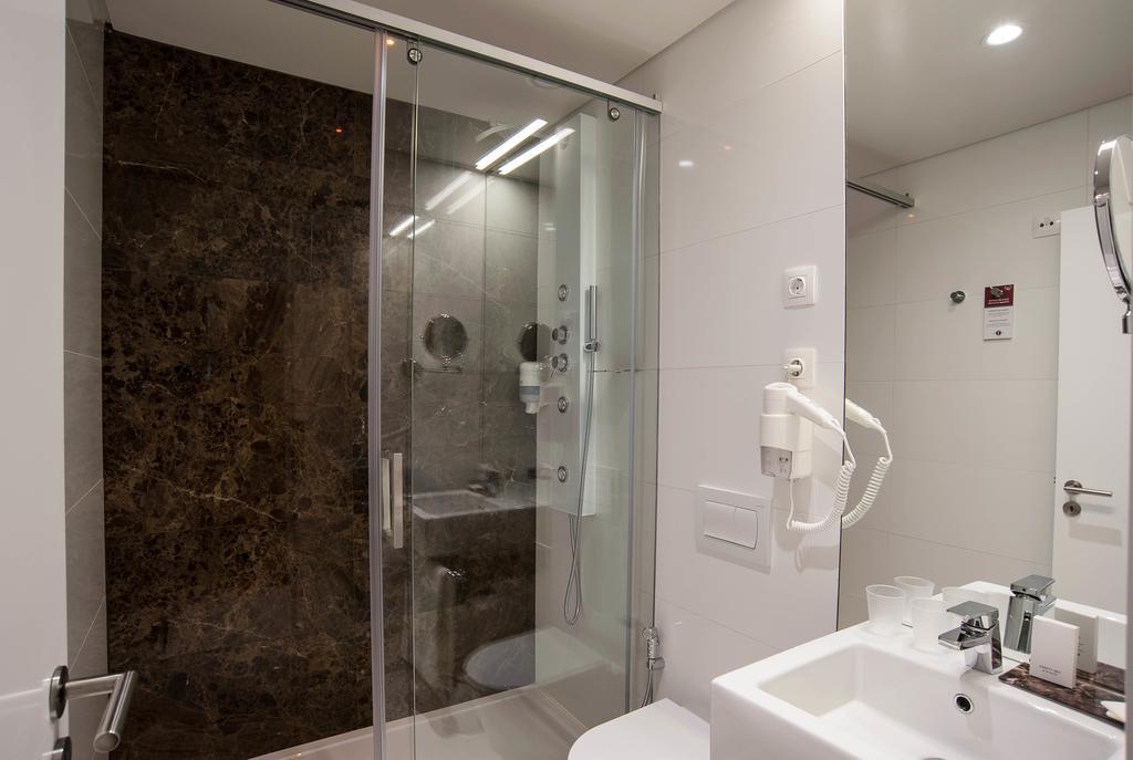 Quarto com 2 Camas de Solteiro e Vista da Cidade