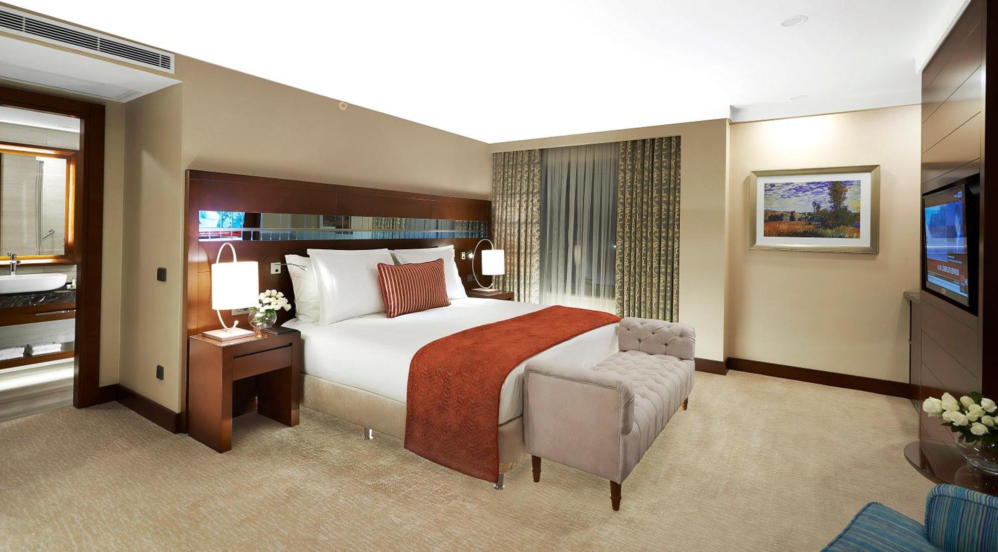 One-Bedroom Suite Sea View