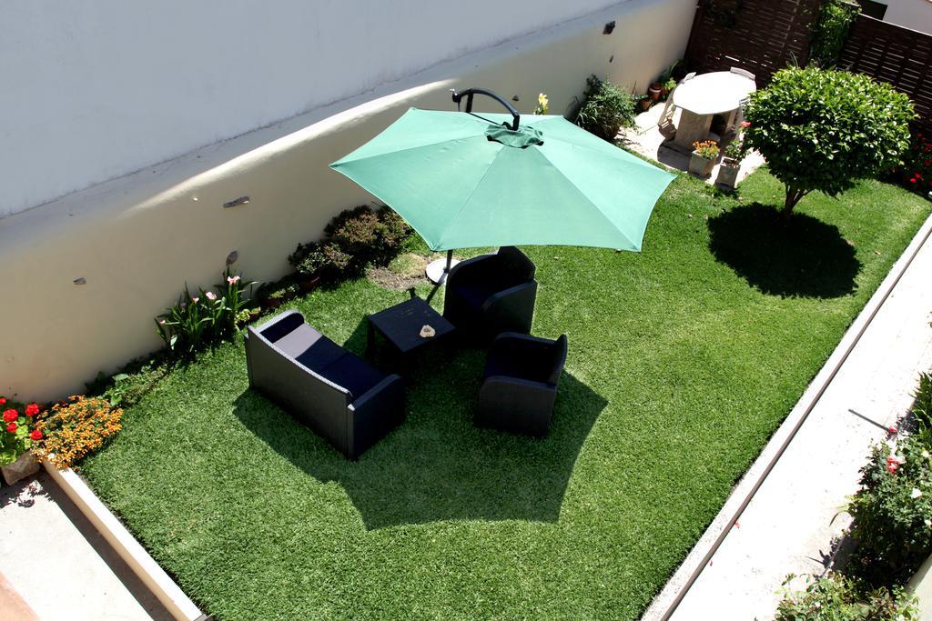 Habitación con cama extragrande.
