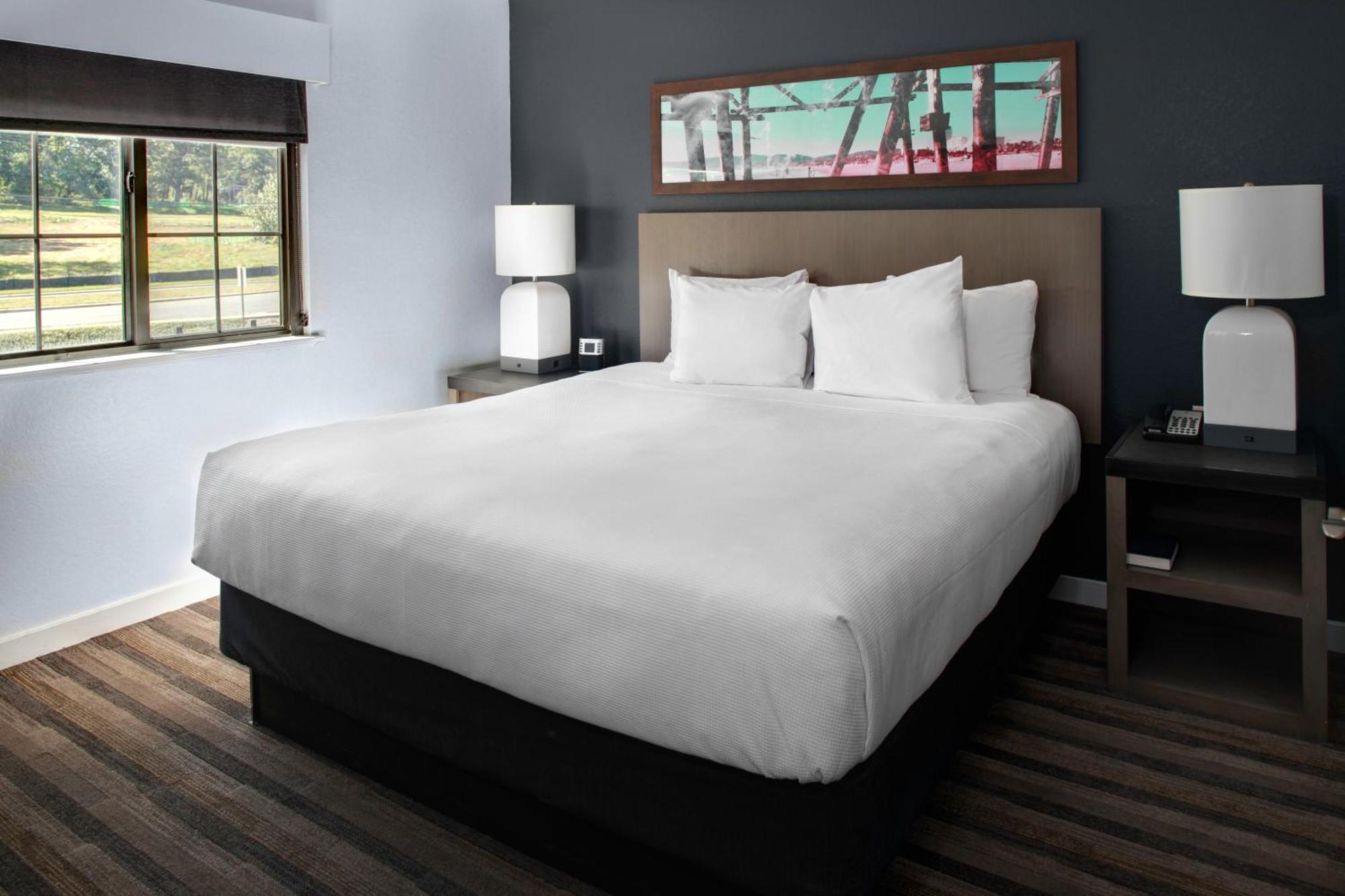 Two-Bedroom Suite with One King Bed and Two Double Beds,1690958877:JPEG
