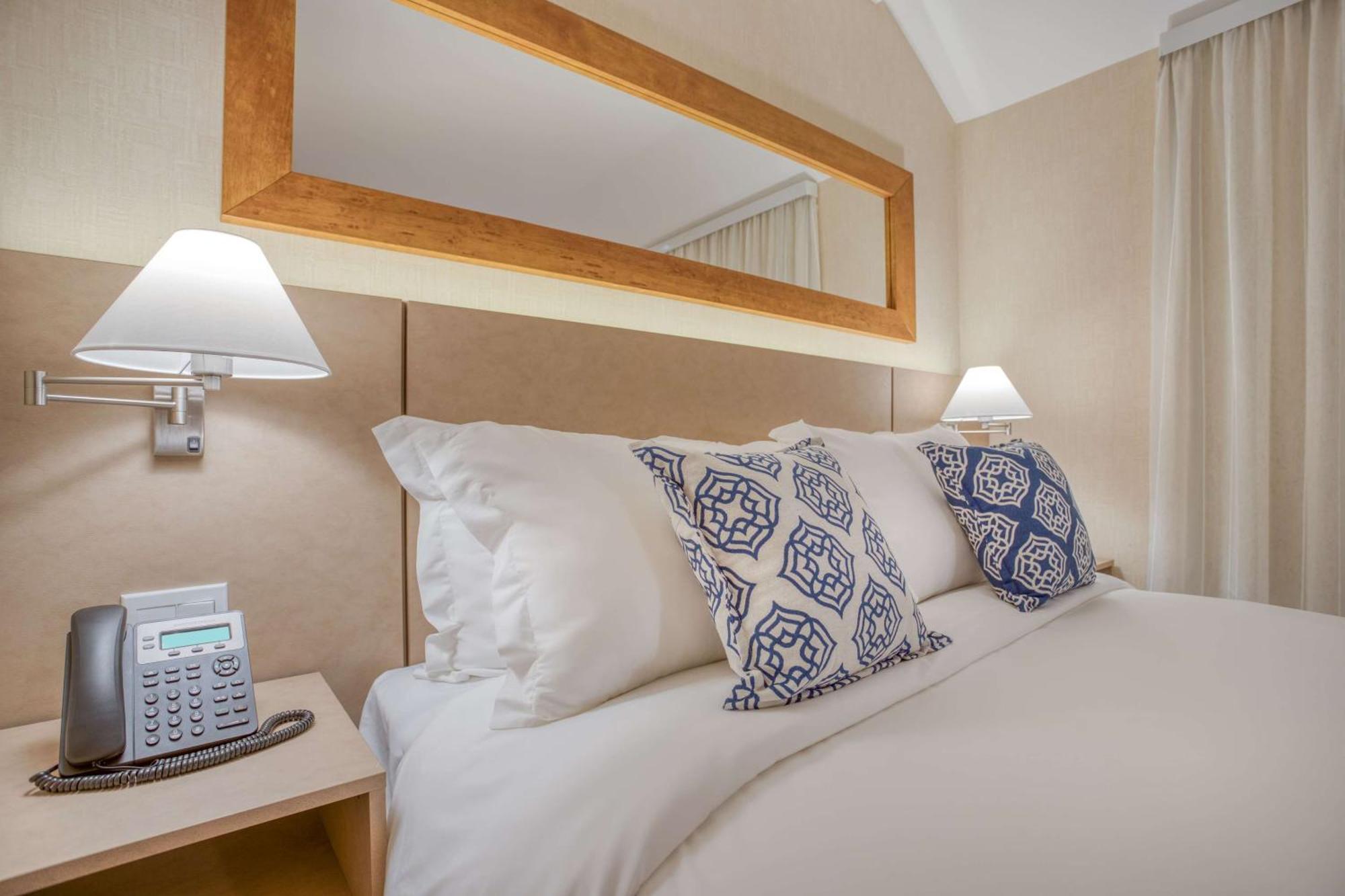 1 Queen Bed, Standard, Non-Smoking,1301584984:JPEG