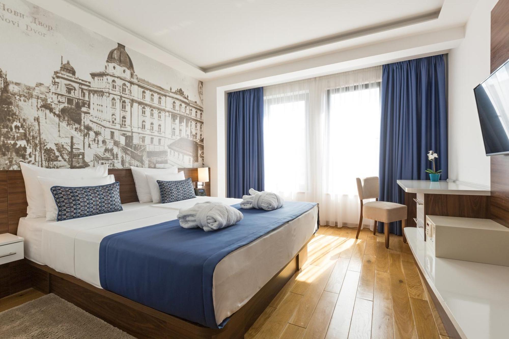 Habitación con cama extragrande.