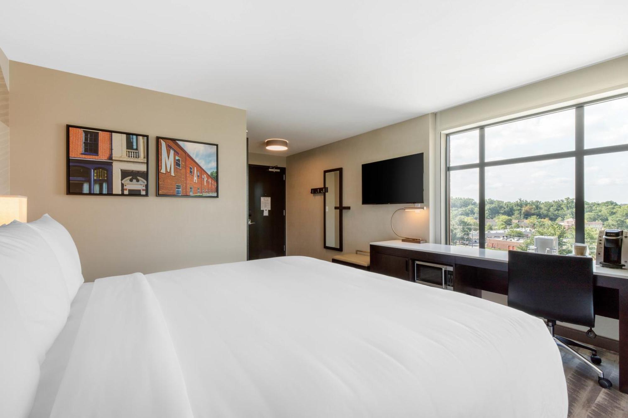 King Suite - Accessible/Non-Smoking