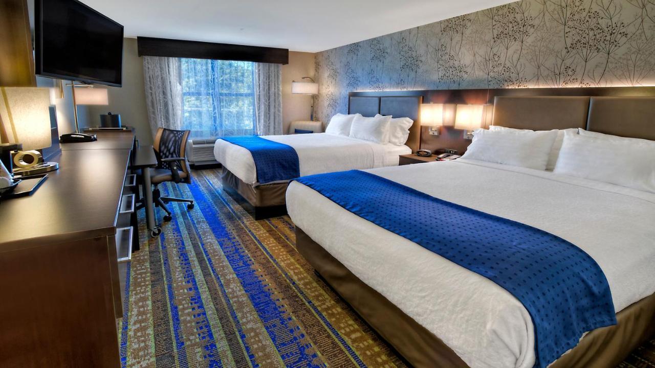 Standard Queen Room with Two Queen Beds and Mobility Accessible Tub