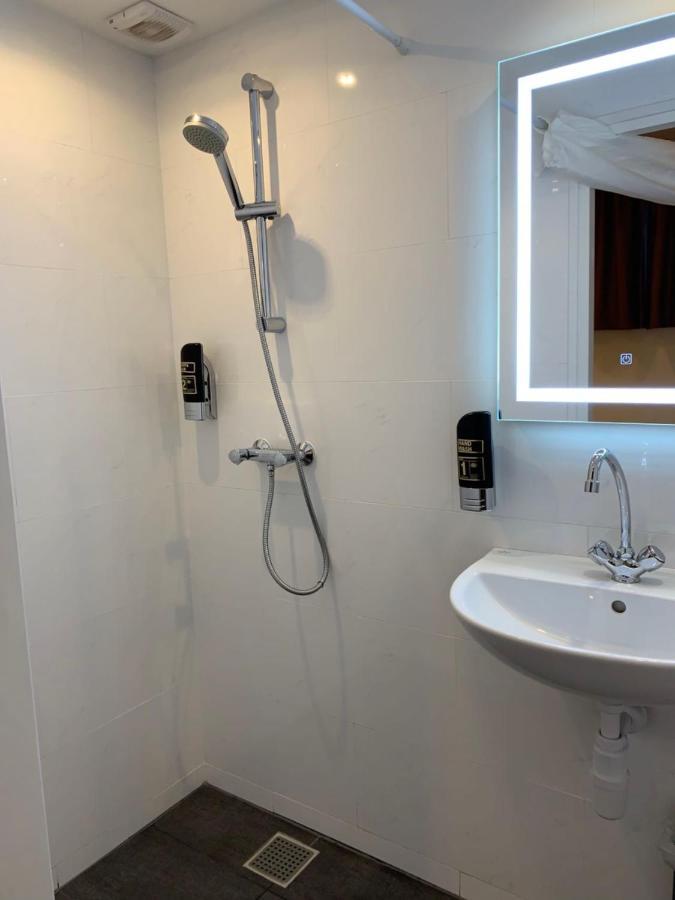 Single Room with Private Bathroom,1356108146:JPEG