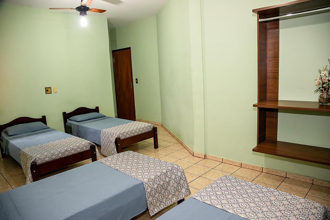 Quarto Quádruplo com varanda e ventilador de teto