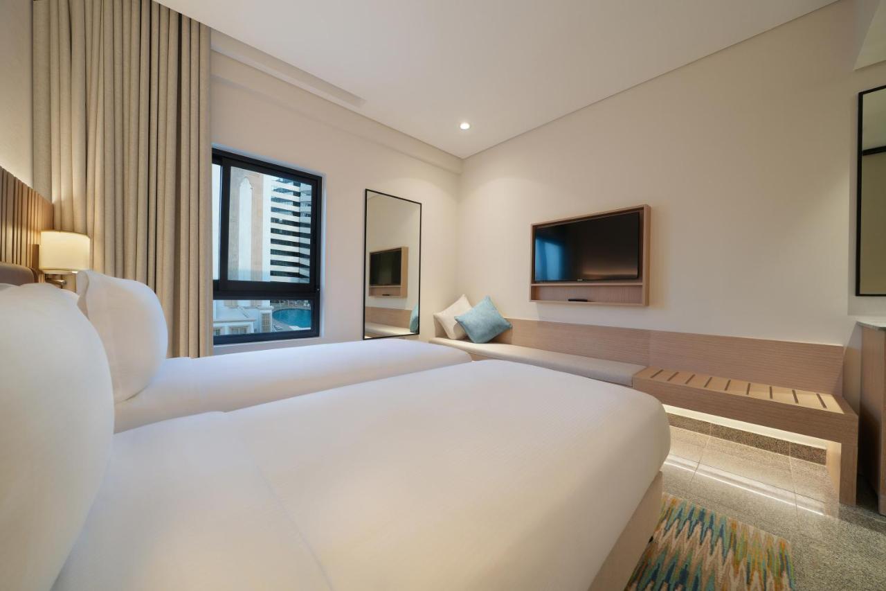 Quarto com 2 Camas de Solteiro e Vista da Cidade