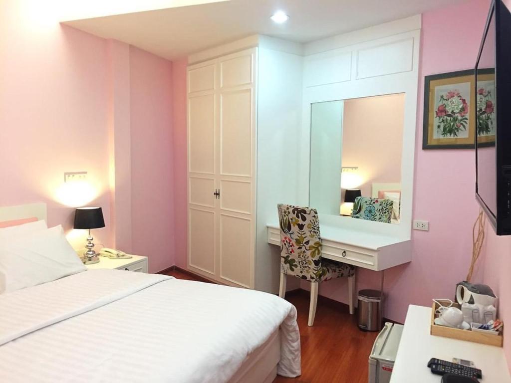 Small Double Room,1316837635:JPEG