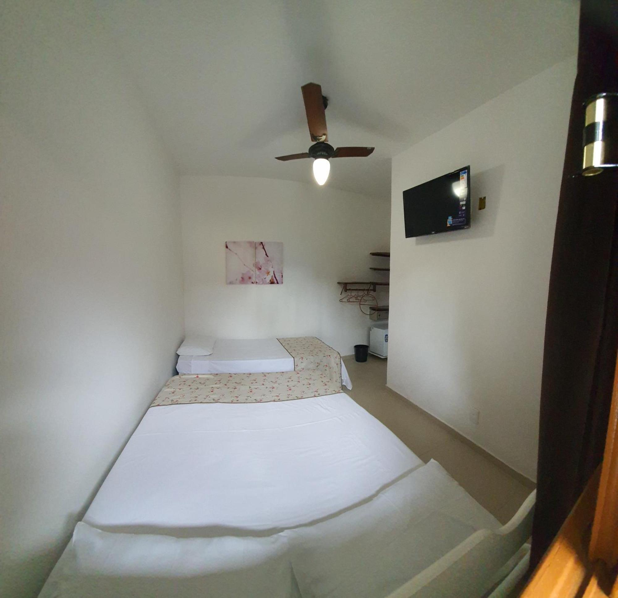 Quarto Triplo com Banheiro Privativo