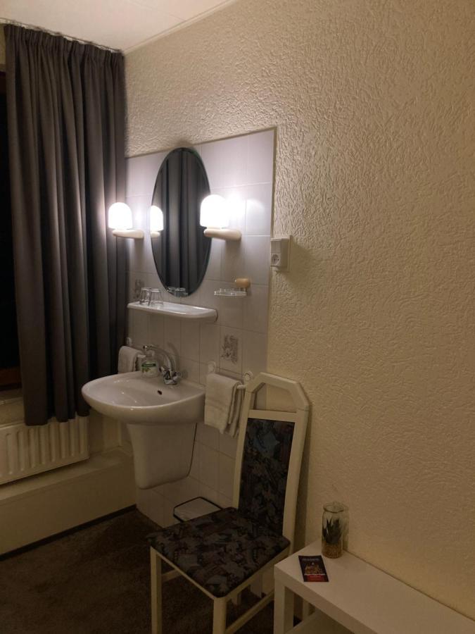 Tweepersoonskamer met 2 Aparte Bedden en Gedeelde Badkamer